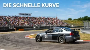 DTM-Rennwagen auf dem Nürburgring mit Zuschauertribüne im Hintergrund