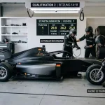 Formel-1-Fahrzeug in der Boxengasse vor dem Qualifying mit Mechanikern