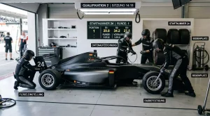 Formel-1-Fahrzeug in der Boxengasse vor dem Qualifying mit Mechanikern