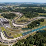 Luftaufnahme einer Formel-1-Rennstrecke mit markierten Überholzonen