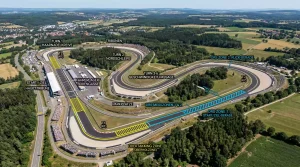 Luftaufnahme einer Formel-1-Rennstrecke mit markierten Überholzonen