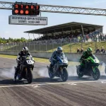 MotoGP-Motorräder beim Start eines Sprintrennens auf einer Rennstrecke