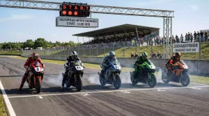 MotoGP-Motorräder beim Start eines Sprintrennens auf einer Rennstrecke