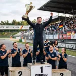MotoGP-Fahrer auf dem Podium mit WM-Pokal nach einem Saisonrennen