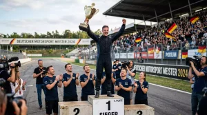 MotoGP-Fahrer auf dem Podium mit WM-Pokal nach einem Saisonrennen
