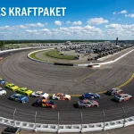 NASCAR-Fahrzeuge im engen Feld auf einem Oval-Kurs bei einem Cup-Series-Rennen