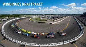 NASCAR-Fahrzeuge im engen Feld auf einem Oval-Kurs bei einem Cup-Series-Rennen