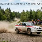 WRC-Rallye-Fahrzeug auf Schotterstraße mit Staubwolke bei einem Etappenrennen