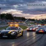 Formel-1-Safety-Car vor dem Feld auf einer Rennstrecke bei Dämmerung