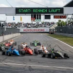 Formel-1-Fahrzeuge beim Start eines Sprintrennens mit engem Feld