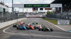 Formel-1-Fahrzeuge beim Start eines Sprintrennens mit engem Feld