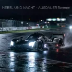 Hypercar-Prototyp bei den 24 Stunden von Le Mans in der Nacht mit Scheinwerferlicht